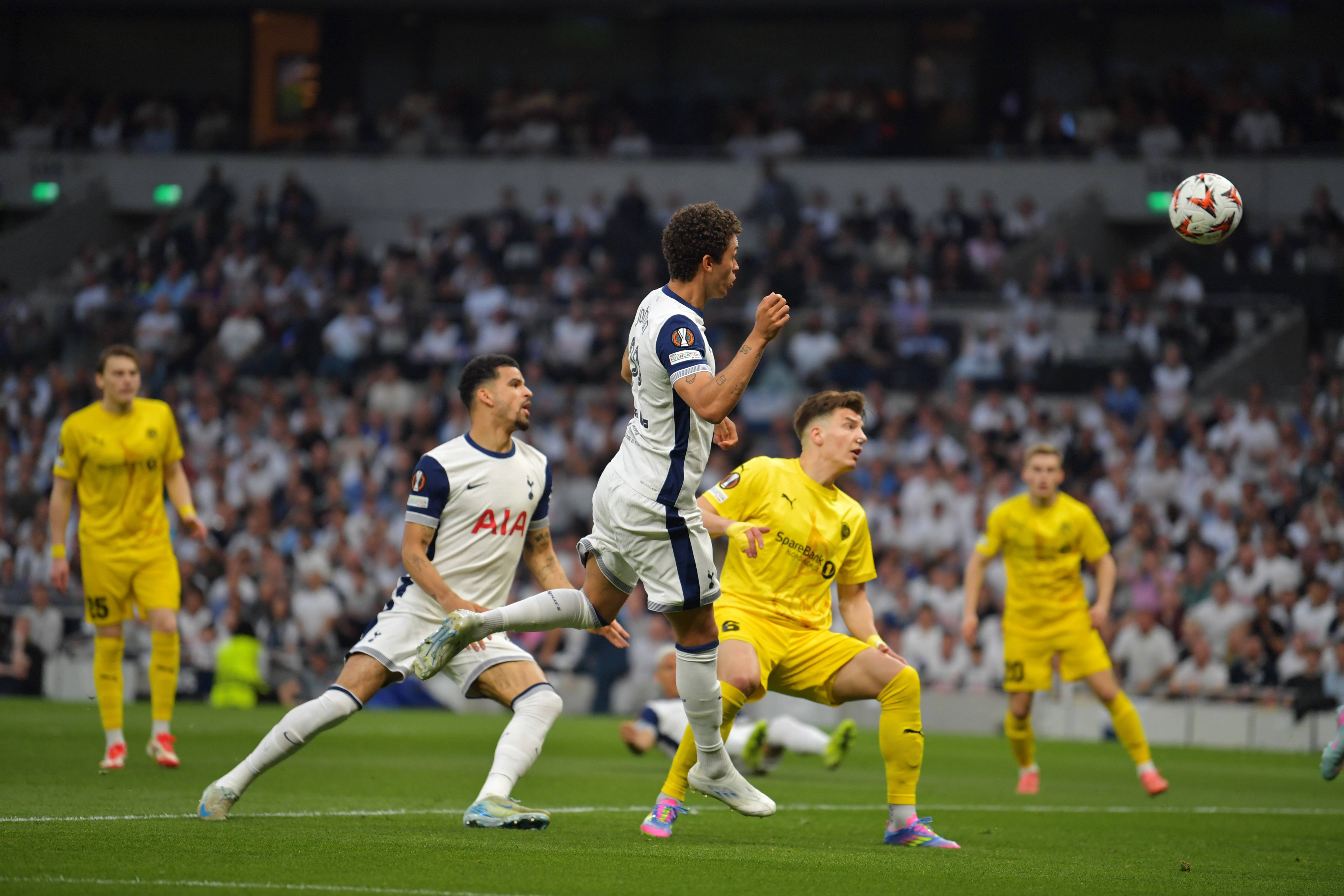 关于伯恩利主场战平水晶宫，保持不败纪录的信息