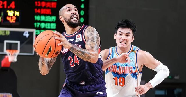 新疆男篮队员表现惊艳,实现逆袭 新疆男篮队员表现惊艳,实现逆袭