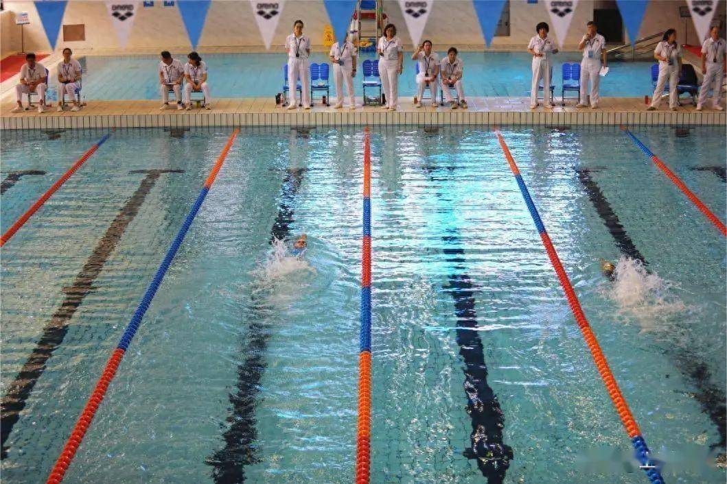 关于游泳池中激烈角逐,选手上演绝技的信息 关于游泳池中激烈角逐,选手上演绝技的信息